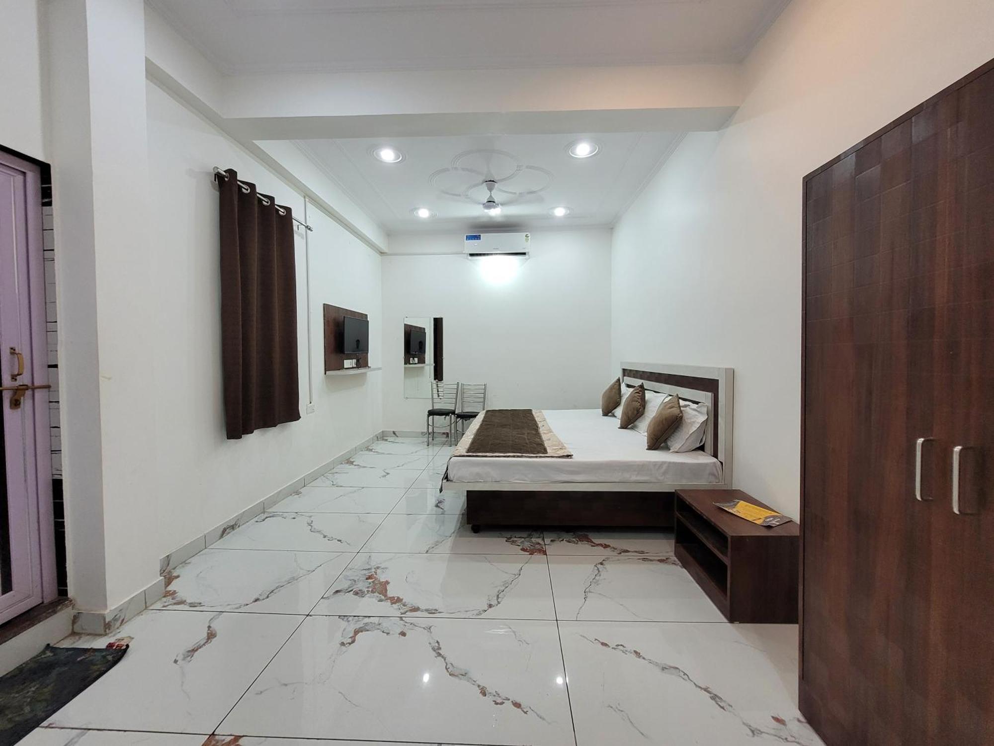 Hotel Ramghat Inn -In Front Of Mandakini River Sitapur Muafi Exterior photo